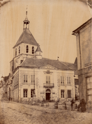 [Façade antérieure de la mairie, de trois quarts gauche]. S.d. [vers 1868]. © Région Bourgogne-Franche-Comté, Inventaire du patrimoine