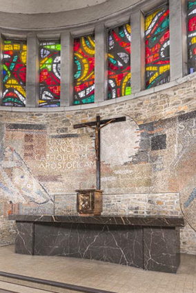 Vue du maître-autel, du tabernacle et de la croix d'autel. © Région Bourgogne-Franche-Comté, Inventaire du patrimoine