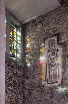Revêtement mural en mosaïque représentant Sainte-Thérèse. Vue de trois-quarts. © Région Bourgogne-Franche-Comté, Inventaire du patrimoine