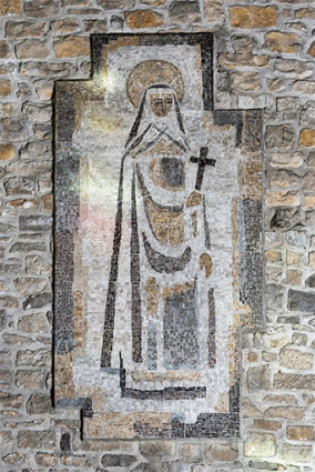 Revêtement mural en mosaïque représentant Sainte-Thérèse. © Région Bourgogne-Franche-Comté, Inventaire du patrimoine