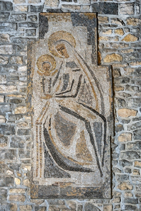 Revêtement mural en mosaïque représentant la Vierge et l'enfant Jésus. © Région Bourgogne-Franche-Comté, Inventaire du patrimoine