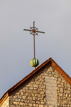 Détail de la croix surmontant le clocher de l'église. © Région Bourgogne-Franche-Comté, Inventaire du patrimoine