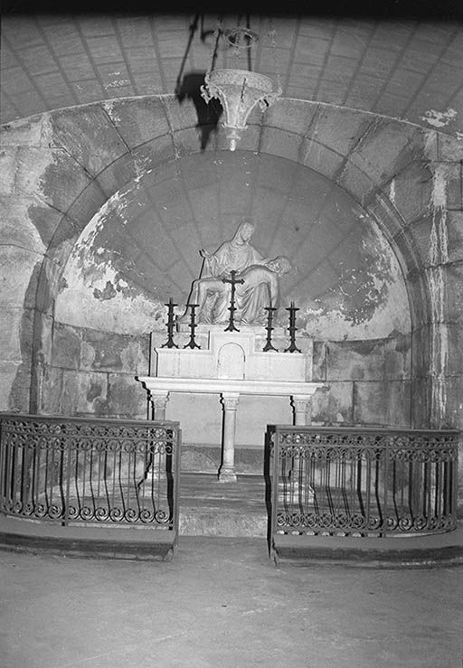 L'autel de la crypte de la famille Chagot, face au tombeau de Jules Chagot. © Frédéric Pillet / Région Bourgogne-Franche-Comté, Inventaire du patrimoine - 1999