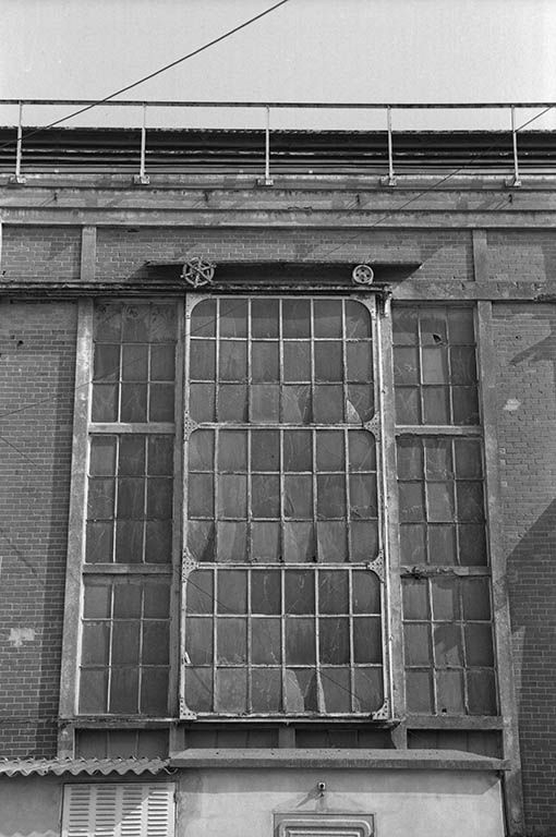 Détail d'une baie et de son mécanisme de châssis roulant, travée A, mur ouest de la fonderie de fonte. © Frédéric Pillet / Région Bourgogne-Franche-Comté, Inventaire du patrimoine - 1999