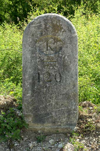 Borne vue de face. © Alain Morelière / Région Bourgogne-Franche-Comté, Inventaire du patrimoine - 2007