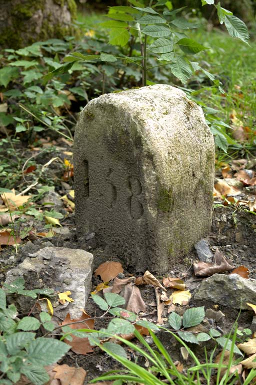 Borne vue de trois-quarts. © Alain Morelière / Région Bourgogne-Franche-Comté, Inventaire du patrimoine - 2007