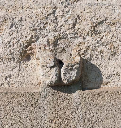 Vue d'une pierre d'écoulement de l'évier. © Pierre-Marie Barbe-Richaud / Région Bourgogne-Franche-Comté, Inventaire du patrimoine - 2011