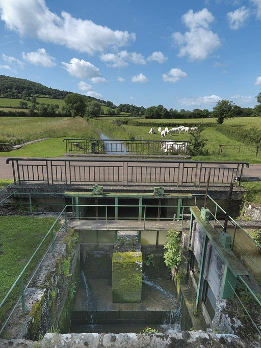 Point de rencontre de la rigole d'alimentation issue du réservoir du Tillot et du ruisseau de la Miotte, en amont du site d'écluse 13. © Thierry Kuntz / Région Bourgogne-Franche-Comté, Inventaire du patrimoine - 2012