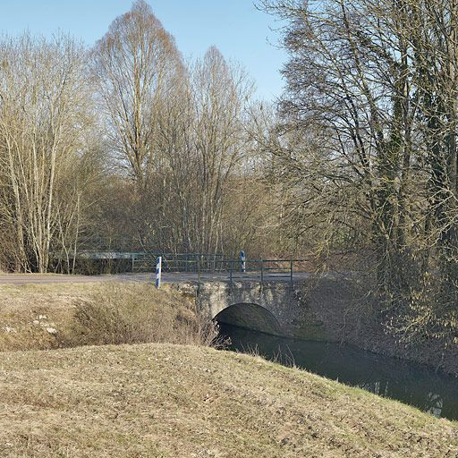 Sur un bras de la Brionne : pont routier et passerelle. © Thierry Kuntz / Région Bourgogne-Franche-Comté, Inventaire du patrimoine - 2012