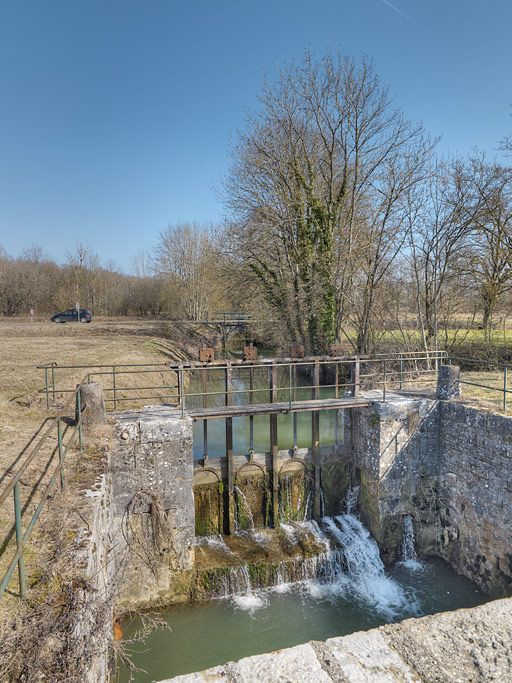 Arrivée de la Brionne vers le canal : les vannes prises de l'aqueduc. © Thierry Kuntz / Région Bourgogne-Franche-Comté, Inventaire du patrimoine - 2012