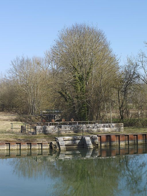 Aqueduc et déversoir pris de la rive gauche. © Thierry Kuntz / Région Bourgogne-Franche-Comté, Inventaire du patrimoine - 2012