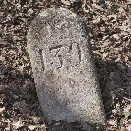 La borne 139 de face. © Thierry Kuntz / Région Bourgogne-Franche-Comté, Inventaire du patrimoine - 2012