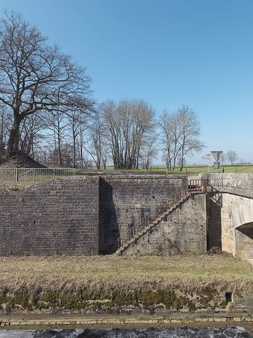 Escaliers d'accès au pont. © Thierry Kuntz / Région Bourgogne-Franche-Comté, Inventaire du patrimoine - 2012