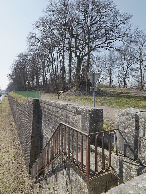 Escaliers d'accès au pont. © Thierry Kuntz / Région Bourgogne-Franche-Comté, Inventaire du patrimoine - 2012