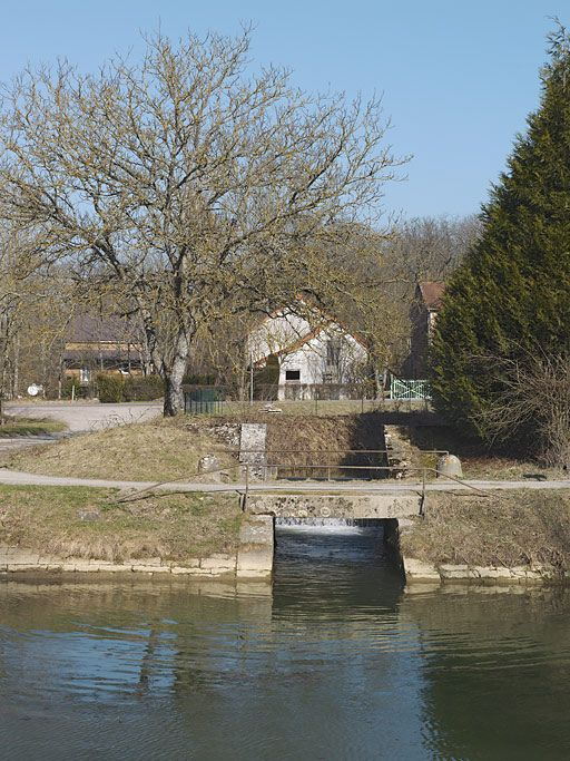 Entrée de la rigole d'alimentation dans le canal. © Thierry Kuntz / Région Bourgogne-Franche-Comté, Inventaire du patrimoine - 2012