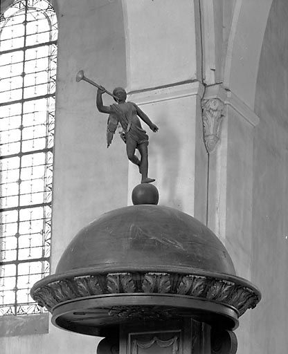 Détail du motif de couronnement : ange sonnant de la trompette. © Yves Sancey / Région Bourgogne-Franche-Comté, Inventaire du patrimoine - 1973