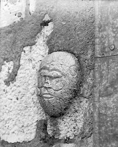 Masque sculpté dans le mur extérieur : vue de profil. © Yves Sancey / Région Bourgogne-Franche-Comté, Inventaire du patrimoine - 1973