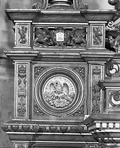 Détail : médaillon gauche du maître-autel : le pélican. © Yves Sancey / Région Bourgogne-Franche-Comté, Inventaire du patrimoine - 1973