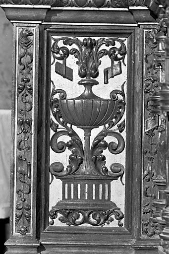 Détail du maître-autel : décor latéral gauche. © Yves Sancey / Région Bourgogne-Franche-Comté, Inventaire du patrimoine - 1973