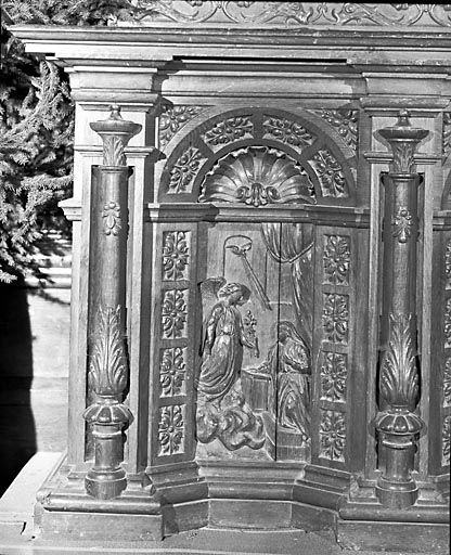 Autel-retable sud : bas-relief de lAnnonciation sur le devant de l'autel. © Yves Sancey / Région Bourgogne-Franche-Comté, Inventaire du patrimoine - 1973