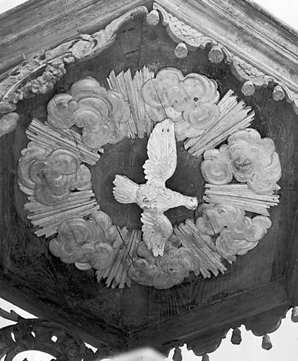 Détail : la colombe de l'abat-voix. © Yves Sancey / Région Bourgogne-Franche-Comté, Inventaire du patrimoine - 1974