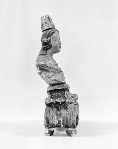 Saintes couronnées : profil droit. © Yves Sancey / Région Bourgogne-Franche-Comté, Inventaire du patrimoine - 1974