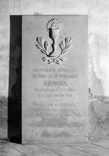 Dalle d'un monument sépulcral. © Yves Sancey / Région Bourgogne-Franche-Comté, Inventaire du patrimoine - 1975