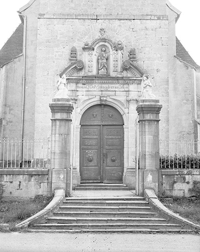 Façade antérieure et  portail. © Yves Sancey / Région Bourgogne-Franche-Comté, Inventaire du patrimoine - 1975
