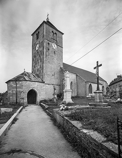 Vue de trois quarts droit. © Dominique Humbert / Région Bourgogne-Franche-Comté, Inventaire du patrimoine - 1976