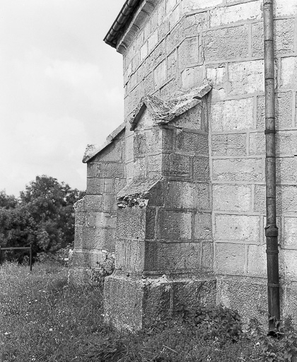 Porche : contrefort. © Dominique Humbert / Région Bourgogne-Franche-Comté, Inventaire du patrimoine - 1976