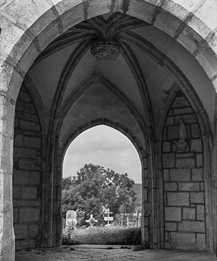 Porche d'accès. © Dominique Humbert / Région Bourgogne-Franche-Comté, Inventaire du patrimoine - 1976