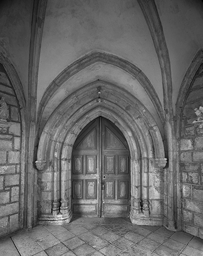 Portail d'entrée de la nef sous le porche. © Dominique Humbert / Région Bourgogne-Franche-Comté, Inventaire du patrimoine - 1976