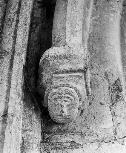 Porche : culot gauche du portail d'entrée de la nef. © Dominique Humbert / Région Bourgogne-Franche-Comté, Inventaire du patrimoine - 1976