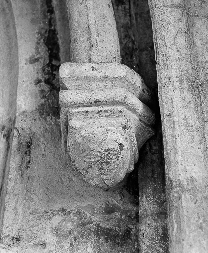 Porche : culot droit du portail d'entrée de la nef. © Dominique Humbert / Région Bourgogne-Franche-Comté, Inventaire du patrimoine - 1976