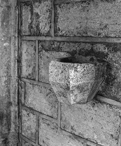 Bénitier situé sous le porche. © Dominique Humbert / Région Bourgogne-Franche-Comté, Inventaire du patrimoine - 1976