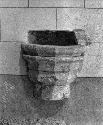Bénitier situé sous le porche. © Dominique Humbert / Région Bourgogne-Franche-Comté, Inventaire du patrimoine - 1976