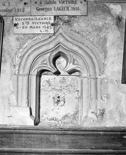 Lavabo de la chapelle latérale droite. © Dominique Humbert / Région Bourgogne-Franche-Comté, Inventaire du patrimoine - 1976
