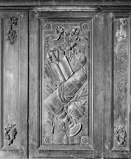 Lambris du choeur : côté gauche, 2e travée, 2e panneau, chute d'instruments liturgiques. © Yves Sancey / Région Bourgogne-Franche-Comté, Inventaire du patrimoine - 1976