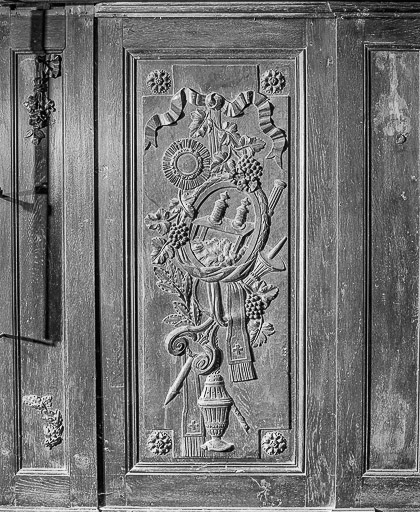 Lambris du choeur : côté droit, 2e travée, 2e panneau, chute d'instruments liturgiques. © Yves Sancey / Région Bourgogne-Franche-Comté, Inventaire du patrimoine - 1976