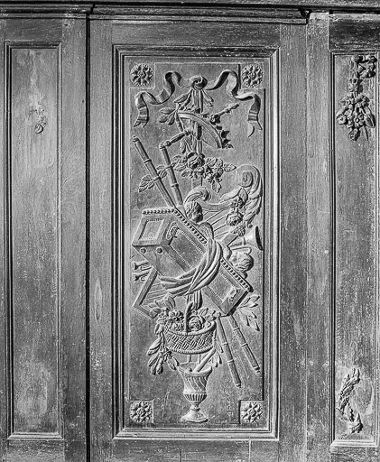 Lambris du choeur : côté droit, 2e travée, 1er panneau, chute d'instruments liturgiques. © Yves Sancey / Région Bourgogne-Franche-Comté, Inventaire du patrimoine - 1976