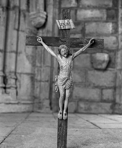 Statue : Christ en croix. © Yves Sancey / Région Bourgogne-Franche-Comté, Inventaire du patrimoine - 1976