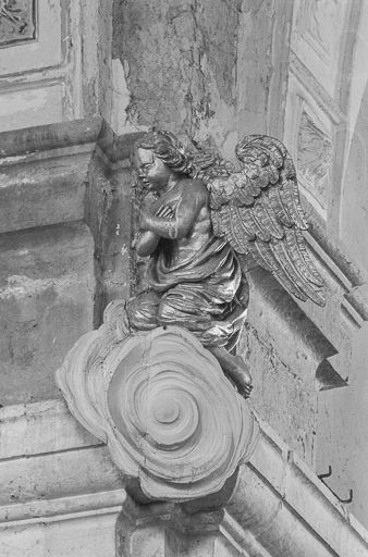 Ange de la corniche du pilastre droit. © Yves Sancey / Région Bourgogne-Franche-Comté, Inventaire du patrimoine - 1976