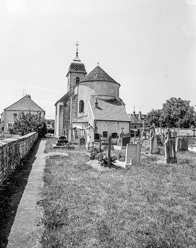 Chevet et cimetière. © Bernard Lardière / Région Bourgogne-Franche-Comté, Inventaire du patrimoine - 1976