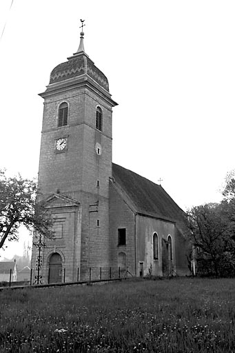 Vue d'ensemble : clocher-porche et façade latérale droite. © Dominique Dominguez / Région Bourgogne-Franche-Comté, Inventaire du patrimoine - 1978