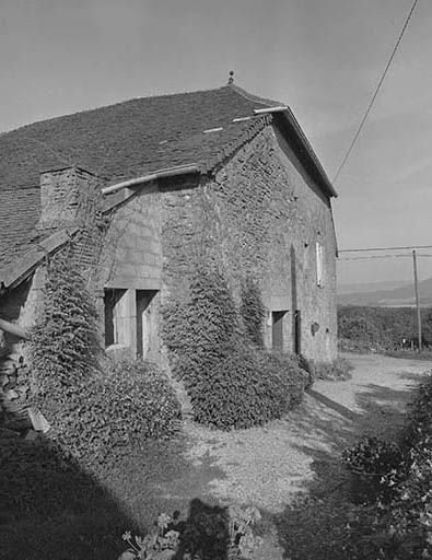 Face gauche, vue de trois quarts droit. © Dominique Dominguez / Région Bourgogne-Franche-Comté, Inventaire du patrimoine - 1980