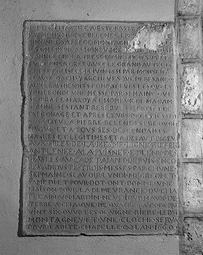 Intérieur : chapelle droite : inscription commémorant la fondation de la chapelle. © Yves Sancey / Région Bourgogne-Franche-Comté, Inventaire du patrimoine - 1982