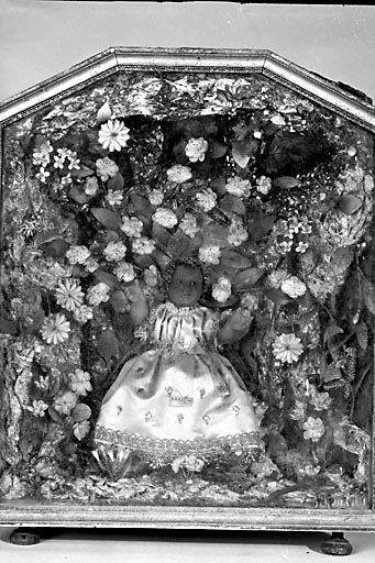 Vue de face, dans son coffret. © Yves Sancey / Région Bourgogne-Franche-Comté, Inventaire du patrimoine - 1982