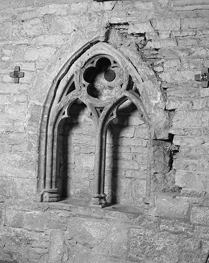 Intérieur : détail de la chapelle à droite du choeur, lavabo. © Yves Sancey / Région Bourgogne-Franche-Comté, Inventaire du patrimoine - 1982