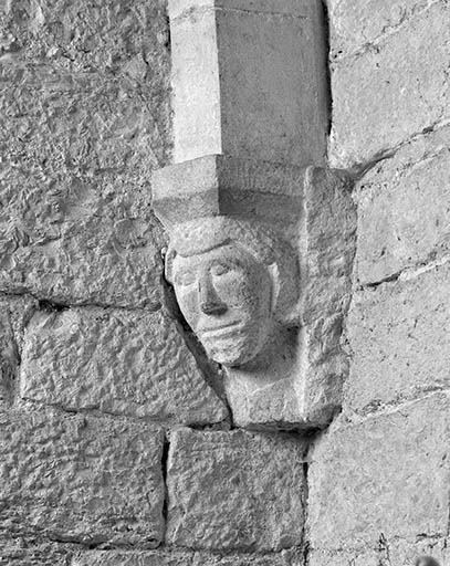 Intérieur : détail du chapiteau à droite du choeur. © Yves Sancey / Région Bourgogne-Franche-Comté, Inventaire du patrimoine - 1982