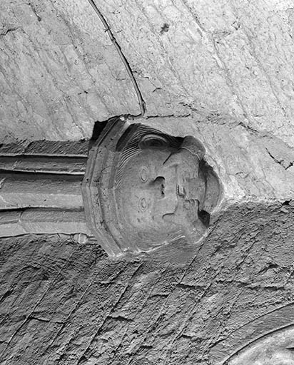 Intérieur : détail du chapiteau à droite du choeur. © Yves Sancey / Région Bourgogne-Franche-Comté, Inventaire du patrimoine - 1982
